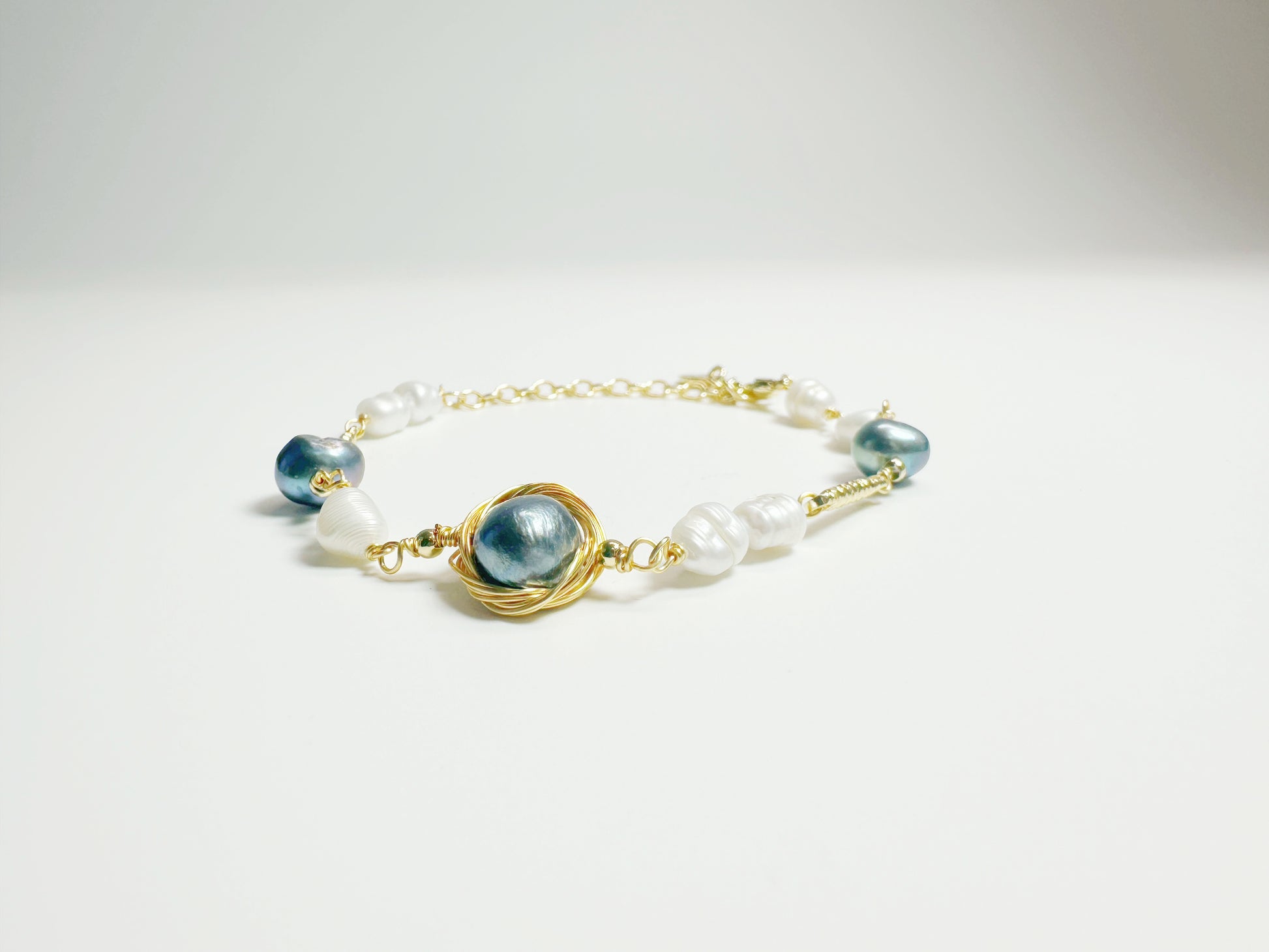 The Lín(琳) – Handcrafted, Pearl & Crystal Bracelet