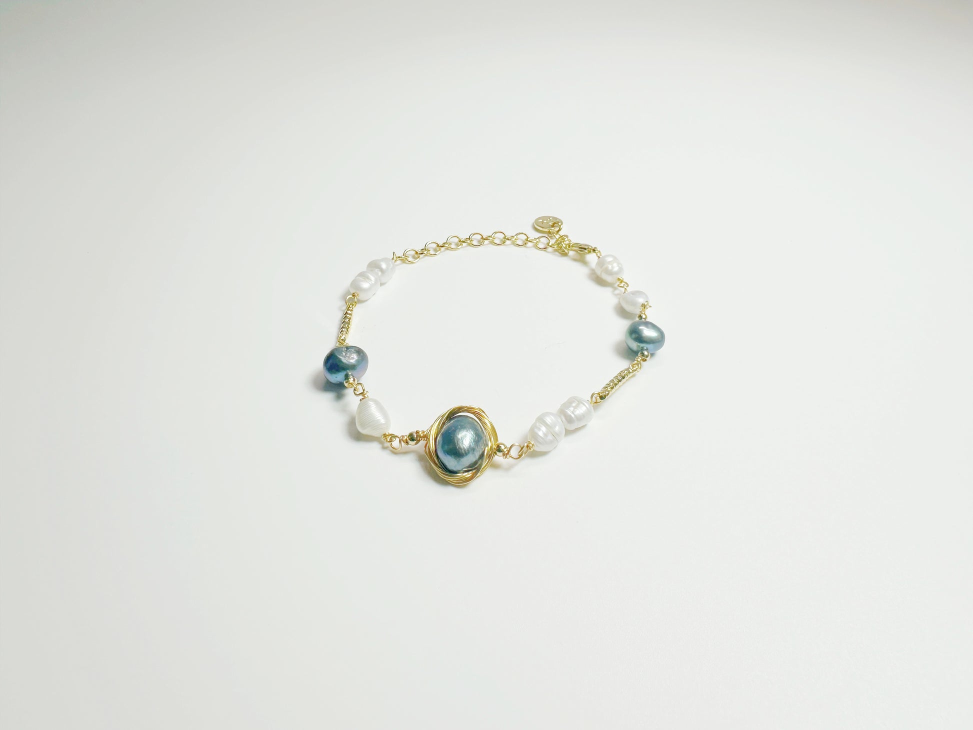 The Lín(琳) – Handcrafted, Pearl & Crystal Bracelet