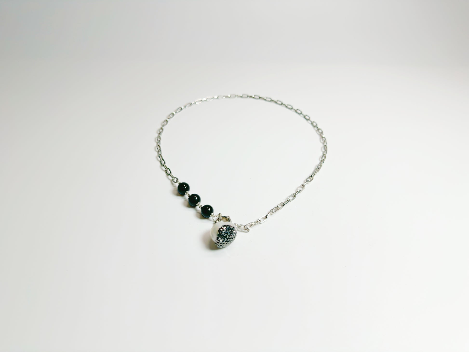 The Yín(银) – Handcrafted, Pearl & Onyx Necklace