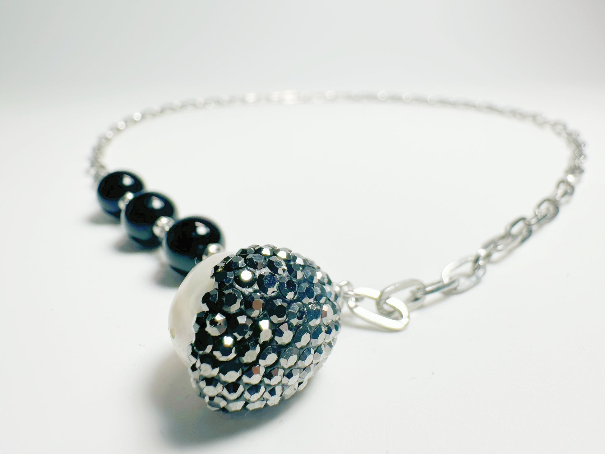 The Yín(银) – Handcrafted, Pearl & Onyx Necklace