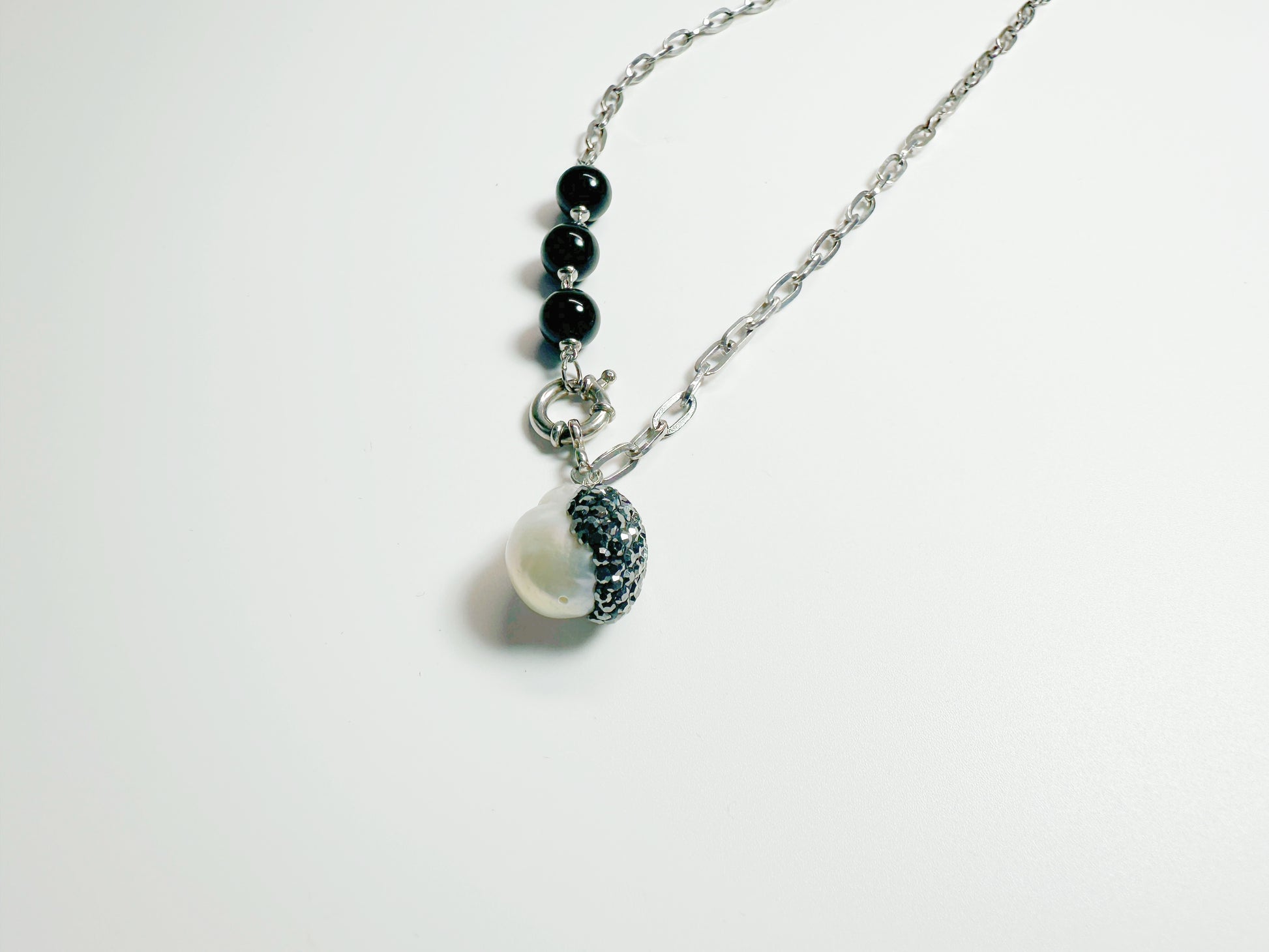 The Yín(银) – Handcrafted, Pearl & Onyx Necklace