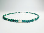 The Bì(碧) handcrafted necklace featuring lustrous white pearls and vibrant green malachite stones arranged in elegant pattern