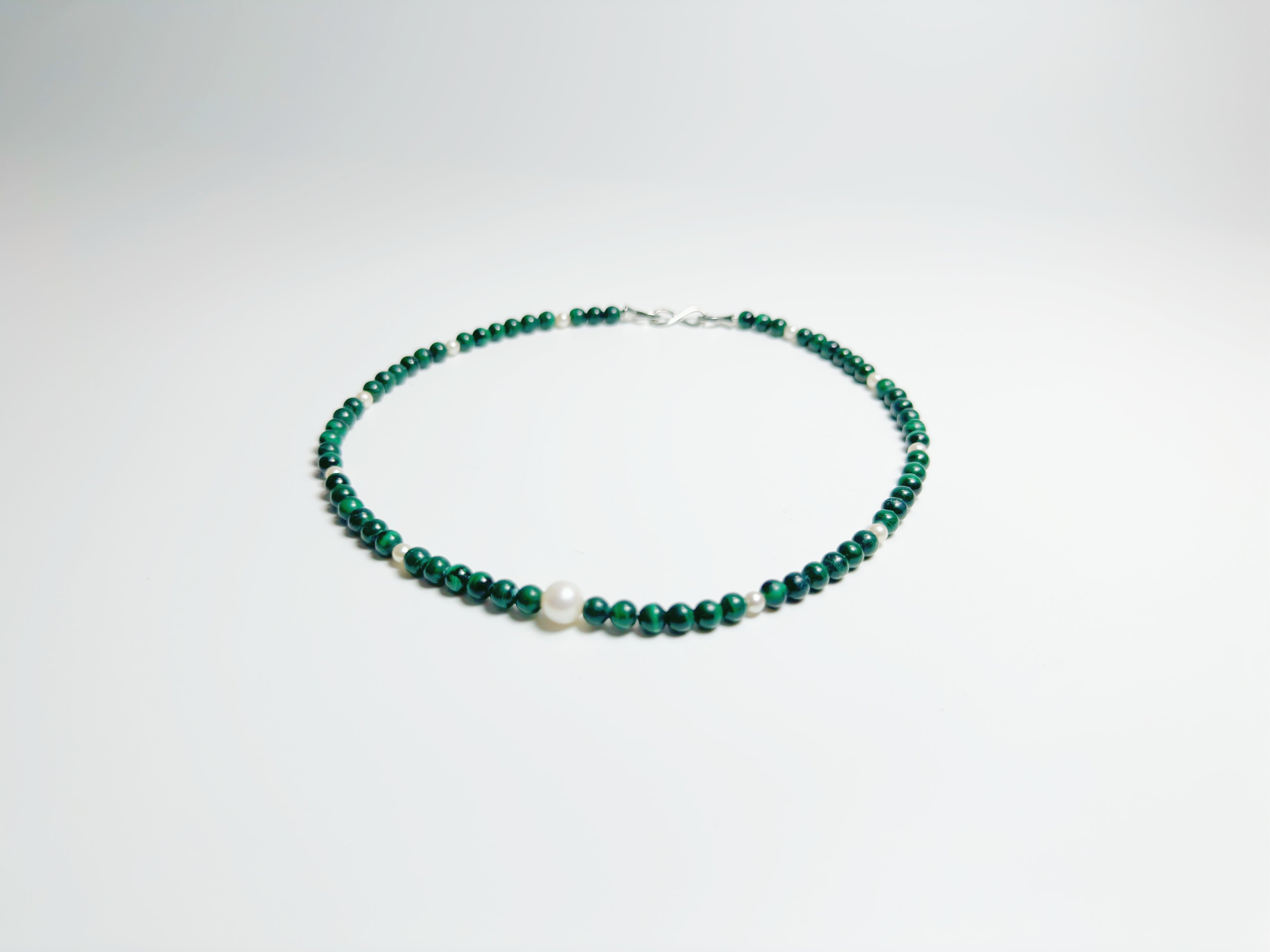 The Bì(碧) handcrafted necklace featuring lustrous white pearls and vibrant green malachite stones arranged in elegant pattern