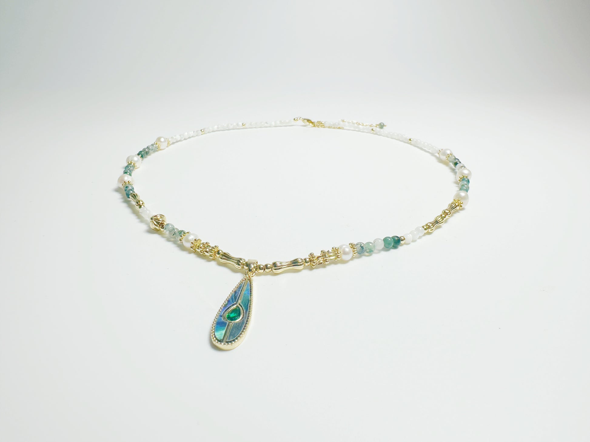 The Lì(丽) – Handcrafted, Mother-of-Pearl & Pearl Necklace