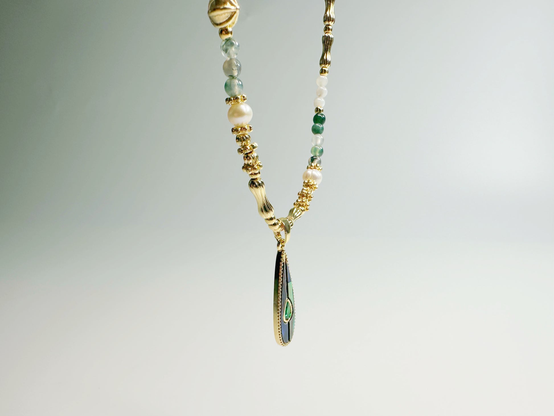 The Lì(丽) – Handcrafted, Mother-of-Pearl & Pearl Necklace